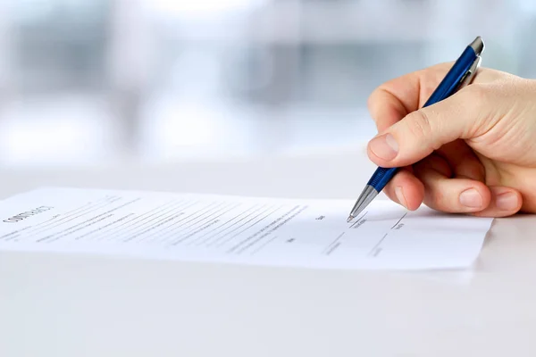 Бизнесмен подписывает контракт, детали делового контракта — стоковое фото