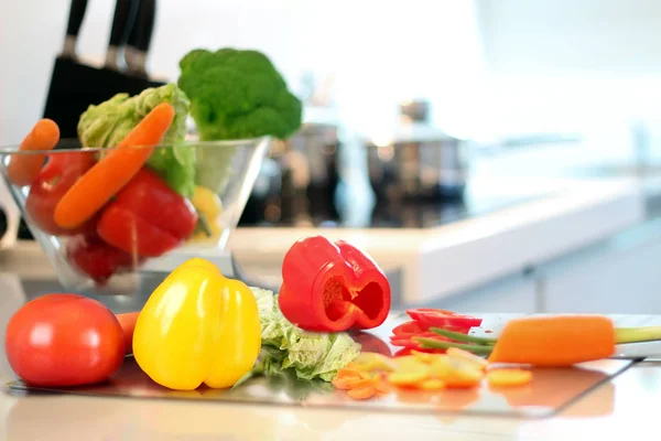 Legumes frescos (páprica; tomate) na tábua de corte. Conceito de cozinhar . — Fotografia de Stock