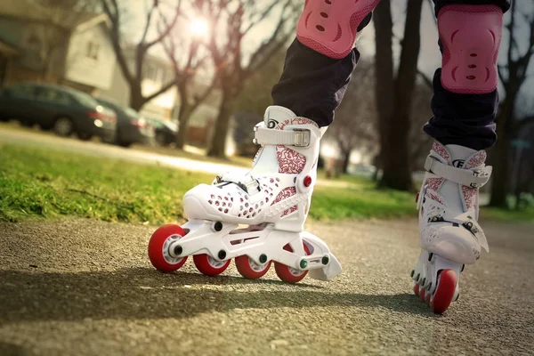 Menina pequena patinagem ao ar livre — Fotografia de Stock