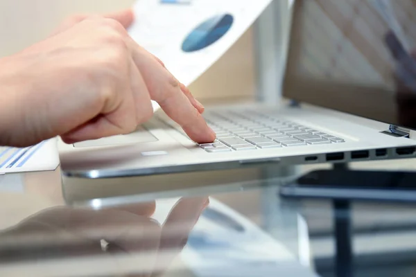 Geschäftsmann beim Arbeiten und Analysieren von Finanzzahlen auf einem Laptop — Stockfoto