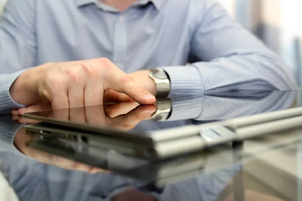 Uomo d'affari che lavora analizzando figure finanziarie utilizzando laptop — Foto Stock