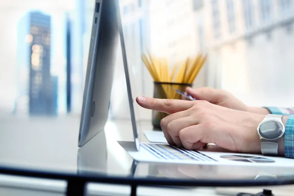 Zakenman invoeren van gegevens van een credit card. Online winkelen op het internet met behulp van een laptop — Stockfoto