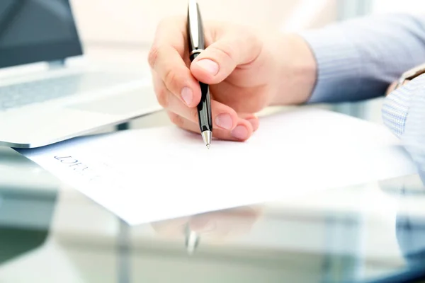 Affärsman undertecknar ett kontrakt, affärskontrakt detaljer — Stockfoto