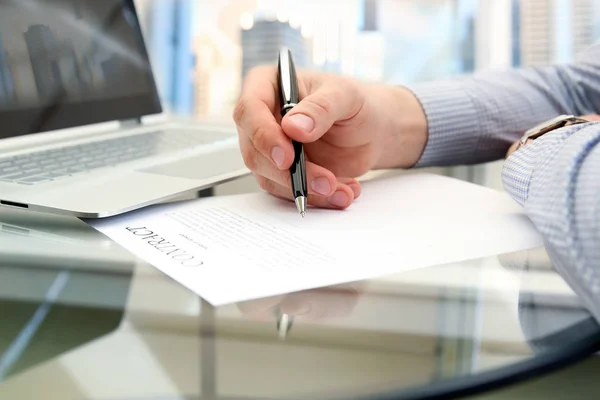 Geschäftsmann unterschreibt Vertrag, Geschäftsvertragsdetails — Stockfoto