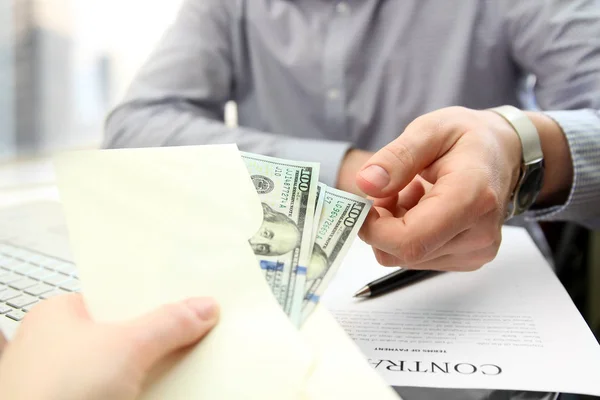 Homem de negócios aceitar um suborno durante a assinatura de um contrato — Fotografia de Stock