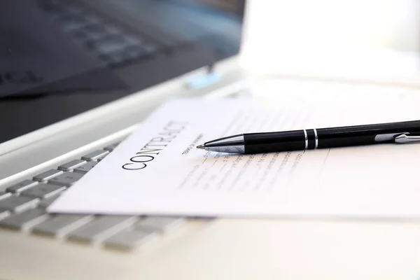 Företag kontrakt med pennan är redo att underteckna — Stockfoto