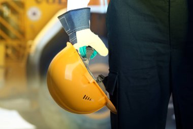 Sarı kask ile bir inşaat işçisi