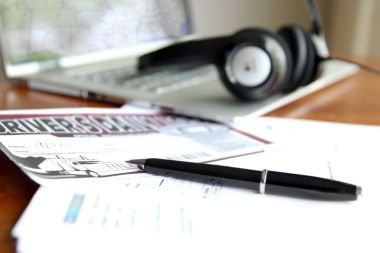 sürücü günlüğü kitap ofiste açık dizüstü bilgisayar ile