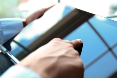 İşadamı bilgisayarı kullanarak bir grafikte finansal rakamları analiz ediyor ve çalışıyor.