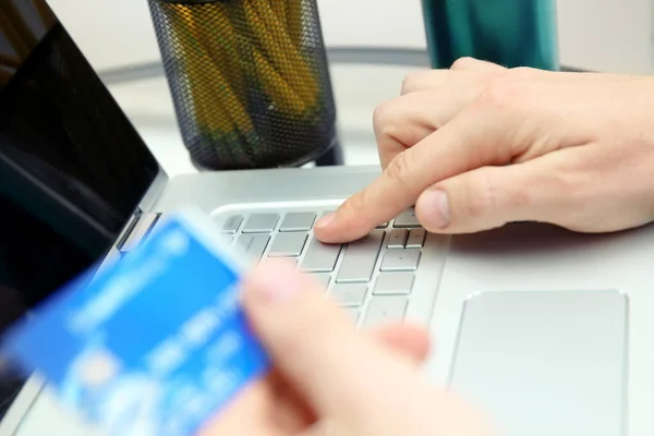 Verksamhet man mata in data som ett kreditkort. On-line shopping på internet med hjälp av en bärbar dator — Stockfoto