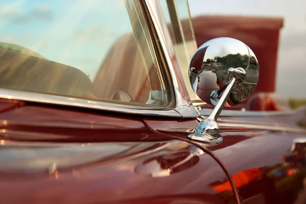 Classic retro vintage red car. Car mirror. The car is older than 1985. — Stock Photo, Image