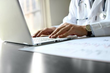 kabine, bir bilgisayarda çalışan doktor