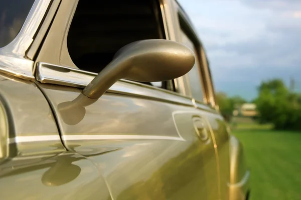 Retro vintage green car on a summer day. Car mirror. — Stock Photo, Image