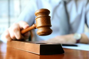 duruşma salonunda yargıç tutan tokmak 