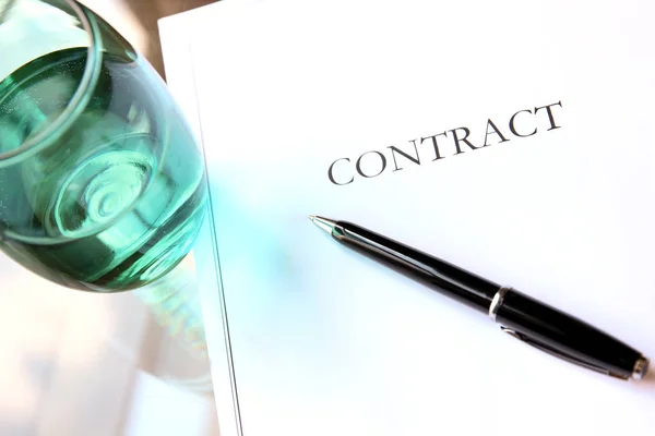 O contrato de negócios com a caneta está pronto para assinar. Perto de vidro com água — Fotografia de Stock