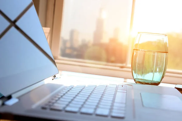 Lugar de trabajo con ordenador portátil, tableta digital; gráficos en la oficina —  Fotos de Stock