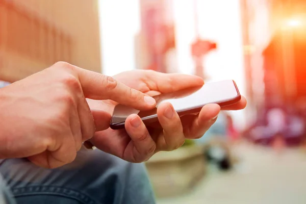 Člověk používající moderní mobilní telefon mimo. Městské městský život — Stock fotografie