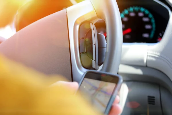 Man using a navigator on the mobile phone — Stock Photo, Image