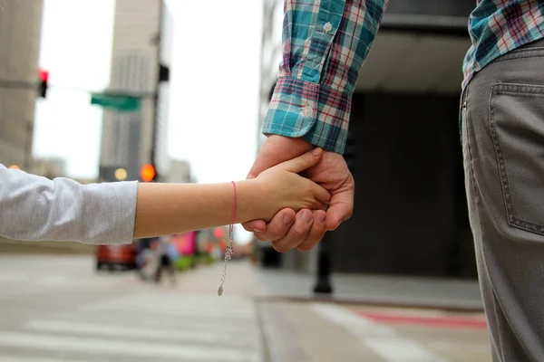 Padre sosteniendo la mano hija / niño detrás de los semáforos — Foto de Stock