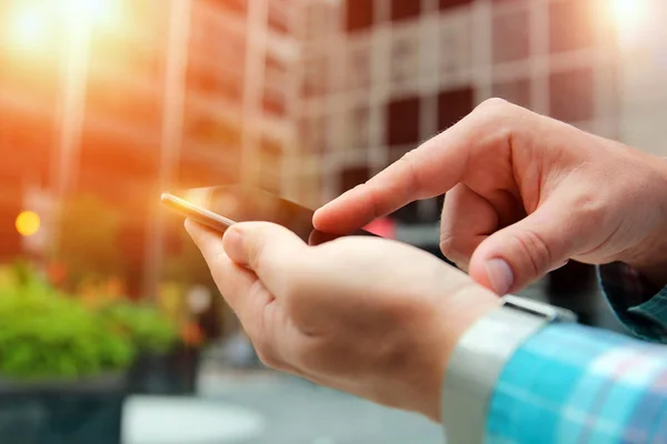 Uomo utilizzando un moderno telefono cellulare al di fuori — Foto Stock