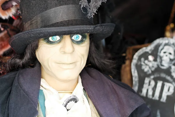 Korkunç adam ayakta. Cadılar Bayramı