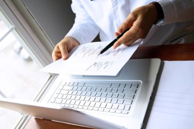kabine, bir bilgisayarda çalışan doktor