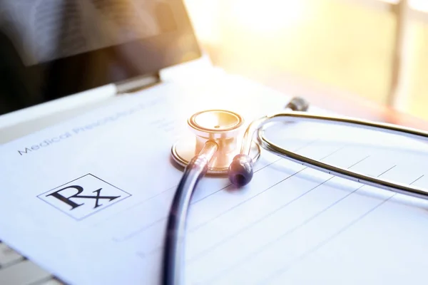 Recept-, laptop- en phonendoscope aan de tafel van de dokter — Stockfoto