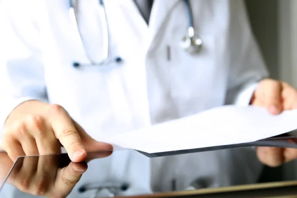 Médico trabalhando em um computador em seu gabinete — Fotografia de Stock