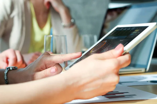 Colegas Negocios Trabajando Juntos Analizando Cifras Financieras Una Tableta Digital —  Fotos de Stock