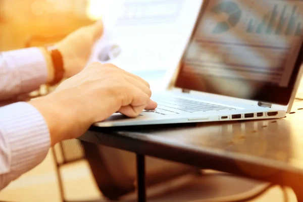 Zakenman Werken Analyseren Van Financiële Cijfers Een Grafieken Een Laptop — Stockfoto