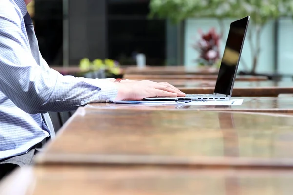 Zakenman Werken Analyseren Van Financiële Cijfers Een Grafieken Een Laptop — Stockfoto