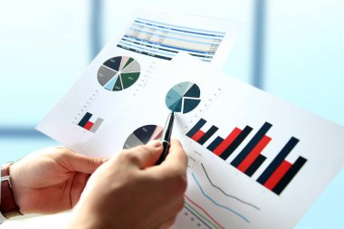 Grafikler üzerinde çalışma ve mali analiz iş adamı rakamlar