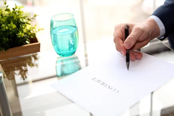 Uomo Affari Sta Firmando Contratto Dettagli Del Contratto Affari — Foto Stock