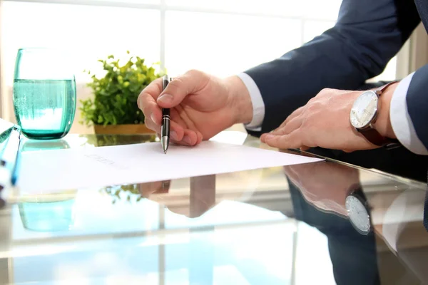 Biznesmen Podpisuje Umowę Szczegóły Umowy Biznesowej — Zdjęcie stockowe