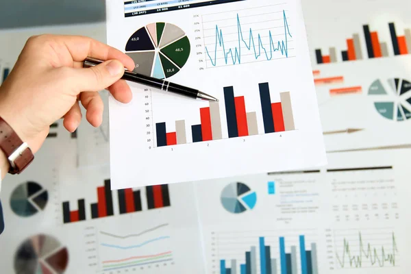 Obchodní Muž Pracovat Analyzovat Finanční Údaje Grafy — Stock fotografie