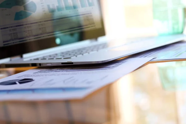 Werkplek Met Laptop Digitale Tablet Grafieken Kantoor — Stockfoto