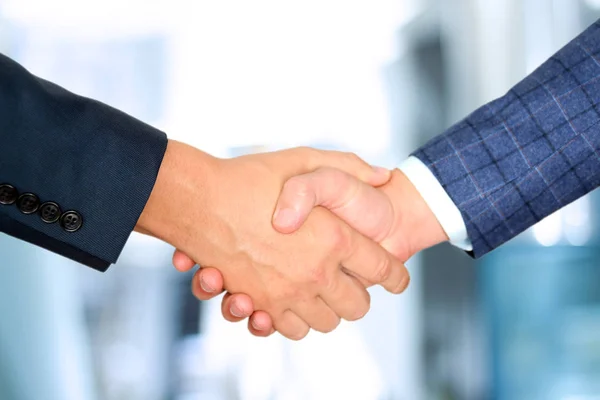 Успешные Бизнесмены Пожимают Друг Другу Руки Встрече — стоковое фото