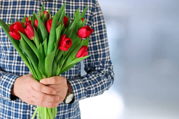 Picture Young Man Surprising Woman Flowers — Stock Photo, Image