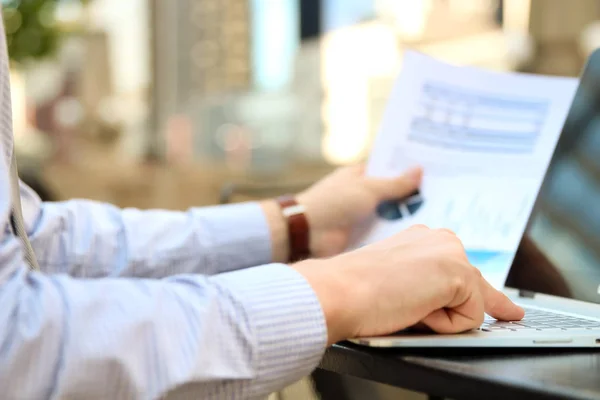 Zakenman Werken Analyseren Van Financiële Cijfers Een Grafieken Een Laptop — Stockfoto