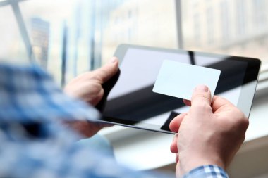 iş adamı, bir kredi kartı veri girme. On-line alışveriş internette dijital tablet kullanma