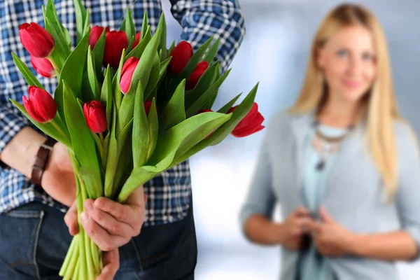 Picture Young Man Surprising Woman Flowers — Stock Photo, Image