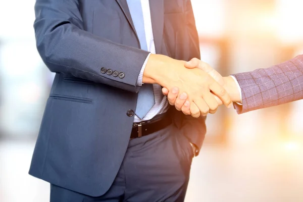 Empresários de sucesso apertando as mãos na reunião — Fotografia de Stock