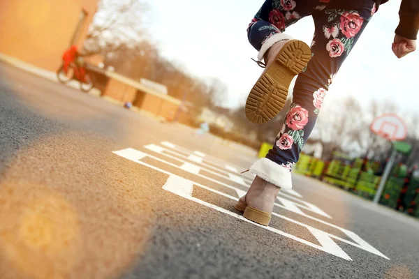 Meisje Mooie Laarzen Hopscotch Spelen Speeltuin Buiten — Stockfoto