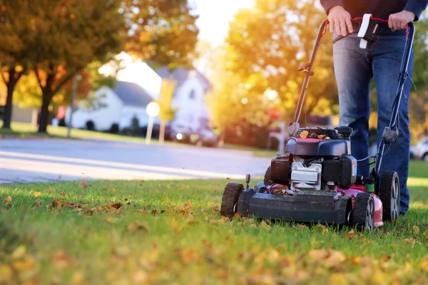 Rasenmähen Mit Dem Rasenmäher Sonnigen Herbst Gärtner Mäht Den Rasen — Stockfoto