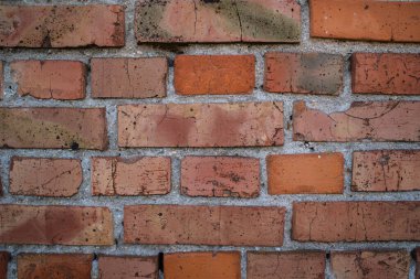 Kırmızı tuğlalı duvar ustası. Dokuyu kapat