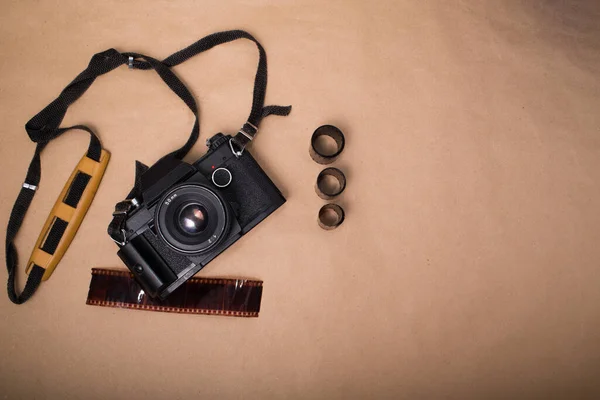Retro Camera Met Fotofilm Frame Voor Fotokaart Bruine Papieren Achtergrond — Stockfoto