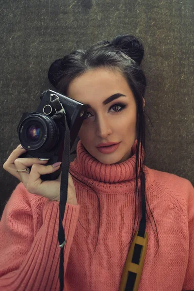 Beautiful Cute Girl Retro Camera Her Hand Looks Frame Girl — Stock Photo, Image