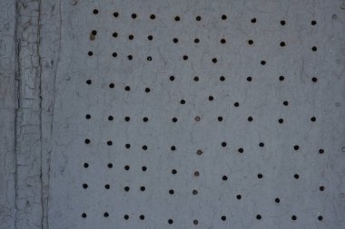 Havalandırma ve havalandırma için yedi boyutlu delikleri olan metal yüzey. Delikli doku, kafes.