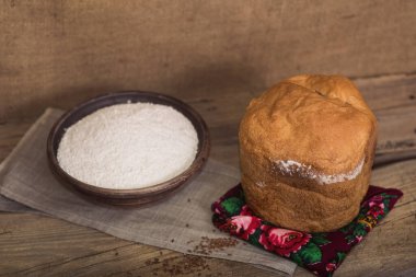  Köy, yumurta ve un dolu bir masada taze pişmiş ekmek. Ekmek Pişirme Oyunu