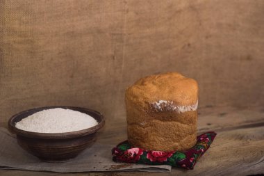  Köy, yumurta ve un dolu bir masada taze pişmiş ekmek. Ekmek Pişirme Oyunu